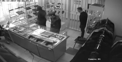Τρεις νεαροί κλέφτες ξεγελούν το σύστημα ασφαλείας με ευκολία (βίντεο)